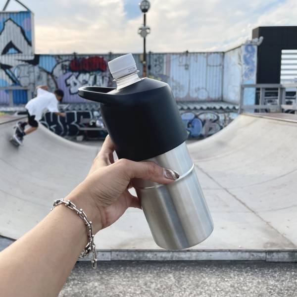 ペットボトルが1日冷たい！ニトリのペットボトルホルダーが水筒より楽ちんで便利♪ | HugMug - 親子で楽しむファッションやライフスタイル情報を届けるママメディア