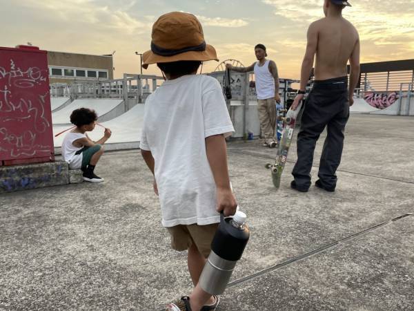 ペットボトルが1日冷たい！ニトリのペットボトルホルダーが水筒より楽ちんで便利♪ | HugMug - 親子で楽しむファッションやライフスタイル情報を届けるママメディア