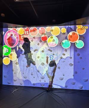 VRゲーム好きキッズ必見！屋内型eスポーツテーマパーク”RED° TOKYO TOWER” | HugMug - 親子で楽しむファッションやライフスタイル情報を届けるママメディア