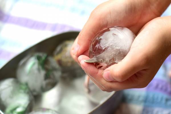 【氷を使ったひんやり工作3選】暑い夏に親子でつくってみよう！ | HugMug