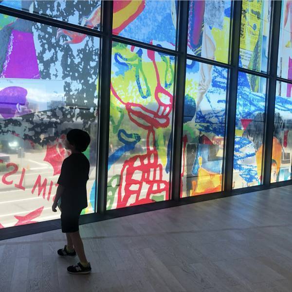 【見て、触って、動いて】子連れで行きたい！五感を使って楽しめる富山県美術館 | HugMug - 親子で楽しむファッションやライフスタイル情報を届けるママメディア