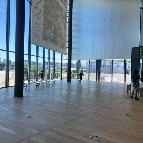 【見て、触って、動いて】子連れで行きたい！五感を使って楽しめる富山県美術館 | HugMug - 親子で楽しむファッションやライフスタイル情報を届けるママメディア