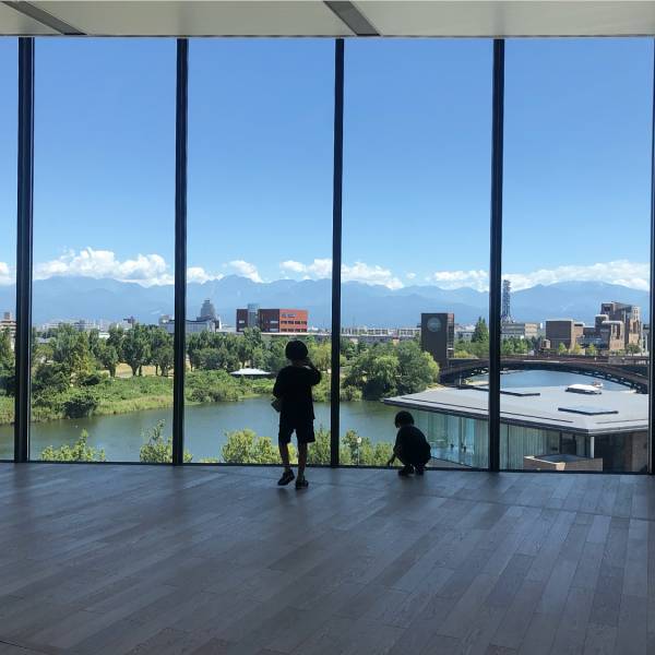 【見て、触って、動いて】子連れで行きたい！五感を使って楽しめる富山県美術館 | HugMug - 親子で楽しむファッションやライフスタイル情報を届けるママメディア