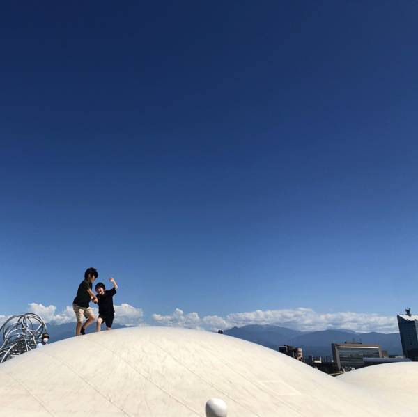 【見て、触って、動いて】子連れで行きたい！五感を使って楽しめる富山県美術館 | HugMug - 親子で楽しむファッションやライフスタイル情報を届けるママメディア