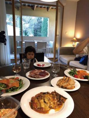 子連れ海外旅行 攻略法！【座席の選び方や機内であるといい持ち物など】 | HugMug - 親子で楽しむファッションやライフスタイル情報を届けるママメディア