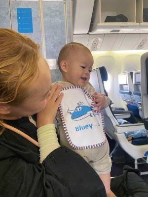 子連れ海外旅行 攻略法！【座席の選び方や機内であるといい持ち物など】 | HugMug - 親子で楽しむファッションやライフスタイル情報を届けるママメディア