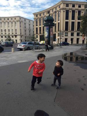 子連れ海外旅行 攻略法！【座席の選び方や機内であるといい持ち物など】 | HugMug - 親子で楽しむファッションやライフスタイル情報を届けるママメディア