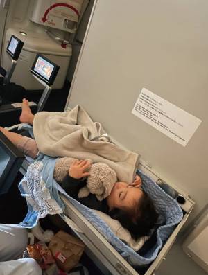 子連れ海外旅行 攻略法！【座席の選び方や機内であるといい持ち物など】 | HugMug - 親子で楽しむファッションやライフスタイル情報を届けるママメディア
