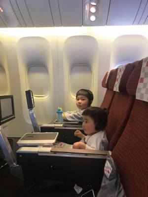 子連れ海外旅行 攻略法！【座席の選び方や機内であるといい持ち物など】 | HugMug - 親子で楽しむファッションやライフスタイル情報を届けるママメディア