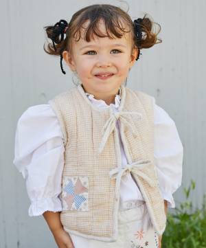 これがママのハンドメイド！？刺しゅうが可愛いベストで仲良し親子リンク♡ | HugMug