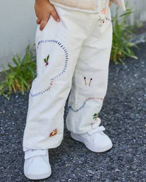 これがママのハンドメイド！？刺しゅうが可愛いベストで仲良し親子リンク♡ | HugMug