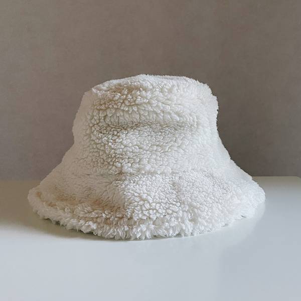 見つけたら即購入！【ユニクロ：シー】で発見！これさえあれば今っぽくなる、秋冬トレンドのもこもこハット！ | HugMug - 親子で楽しむファッションやライフスタイル情報を届けるママメディア