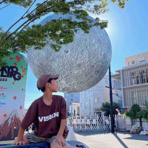 【子どもと楽しむお月見イベント】新感覚アートフェス-MOON ART NIGHT 下北沢2023- | HugMug - 親子で楽しむファッションやライフスタイル情報を届けるママメディア