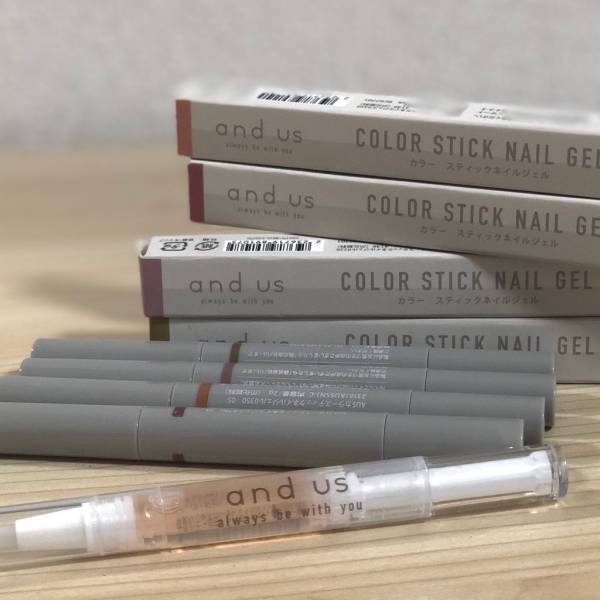 3COINSの美容ブランド「and us」知ってる？カラースティックネイルジェルが激推し！！ | HugMug - 親子で楽しむファッションやライフスタイル情報を届けるママメディア
