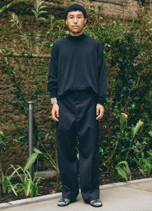 秋のブラックコーデ決定版！ キッズは花柄ブラウスで家族のアクセントに♡ | HugMug