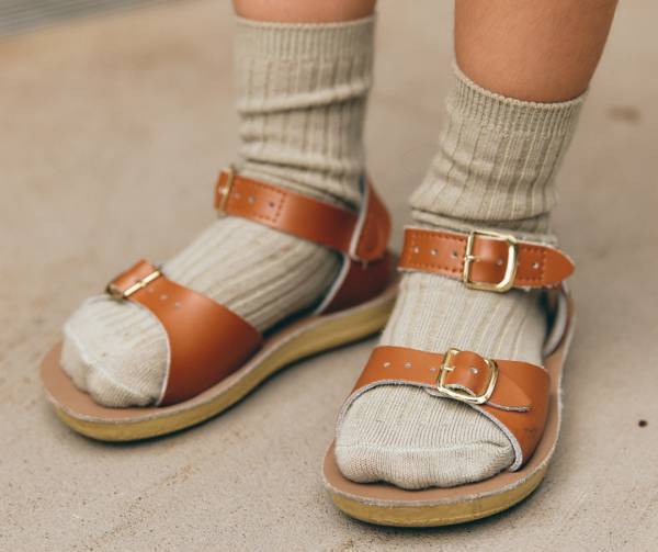 秋のブラックコーデ決定版！ キッズは花柄ブラウスで家族のアクセントに♡ | HugMug