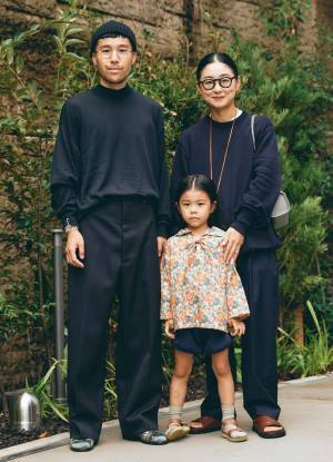 秋のブラックコーデ決定版！ キッズは花柄ブラウスで家族のアクセントに♡ | HugMug