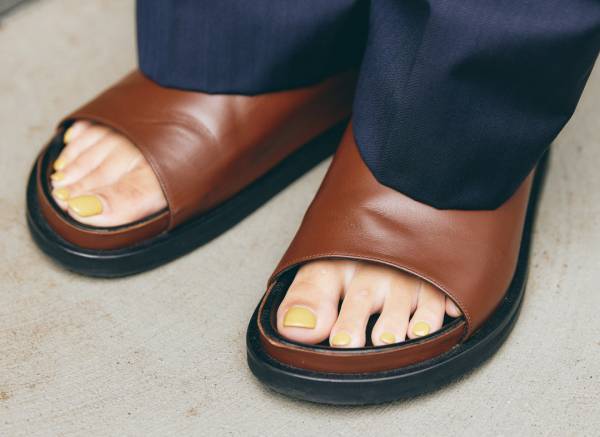 秋のブラックコーデ決定版！ キッズは花柄ブラウスで家族のアクセントに♡ | HugMug