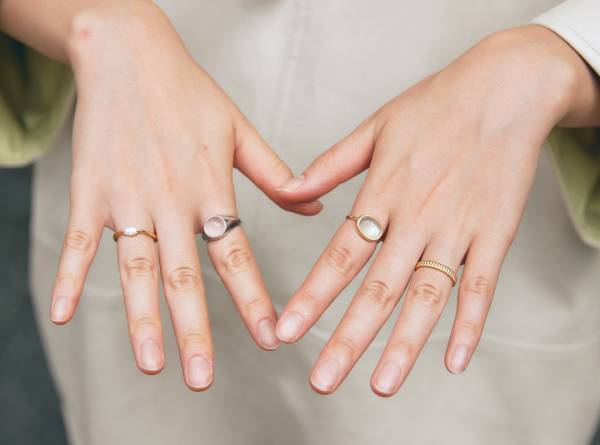 レザートップスってどう着るの！？おしゃれママの正解コーデをチェック♡ | HugMug