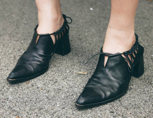 レザートップスってどう着るの！？おしゃれママの正解コーデをチェック♡ | HugMug