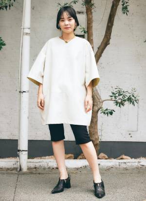 レザートップスってどう着るの！？おしゃれママの正解コーデをチェック♡ | HugMug