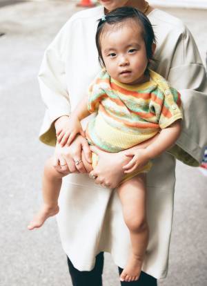 レザートップスってどう着るの！？おしゃれママの正解コーデをチェック♡ | HugMug