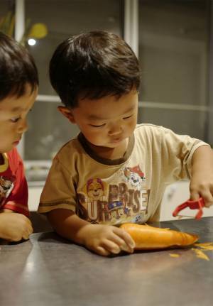 「“買ってよかった！” 3歳児向けオモチャと知育グッズ」武智志穂の沖縄でのんびり双子育児 Vol.38 | HugMug