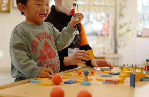 「“買ってよかった！” 3歳児向けオモチャと知育グッズ」武智志穂の沖縄でのんびり双子育児 Vol.38 | HugMug