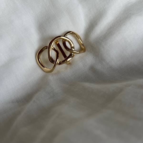 【3COINS】 30代女子に人気の大人かわいいヘアアクセ＆ヘアアレンジ | HugMug