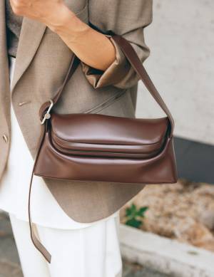 お出かけにもフォーマルシーンにも！ 【センスのいいママ愛用のレザーバッグ4選】 | HugMug