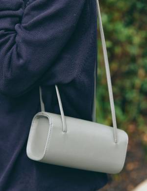 お出かけにもフォーマルシーンにも！ 【センスのいいママ愛用のレザーバッグ4選】 | HugMug