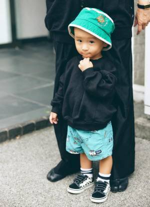 色柄ものをまとったキッズがアクセント！ 秋の洗練ブラックコーデ | HugMug