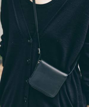 色柄ものをまとったキッズがアクセント！ 秋の洗練ブラックコーデ | HugMug