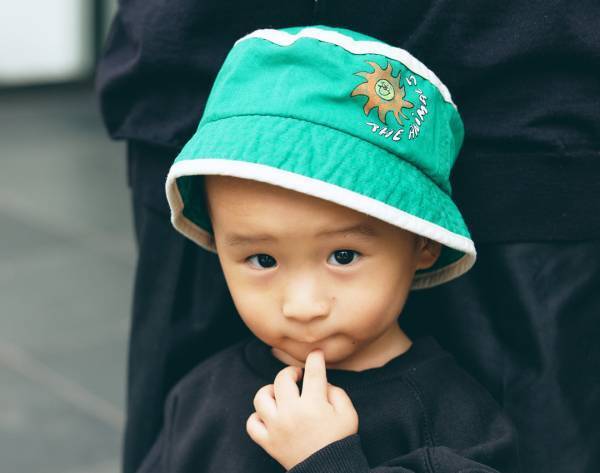 色柄ものをまとったキッズがアクセント！ 秋の洗練ブラックコーデ | HugMug