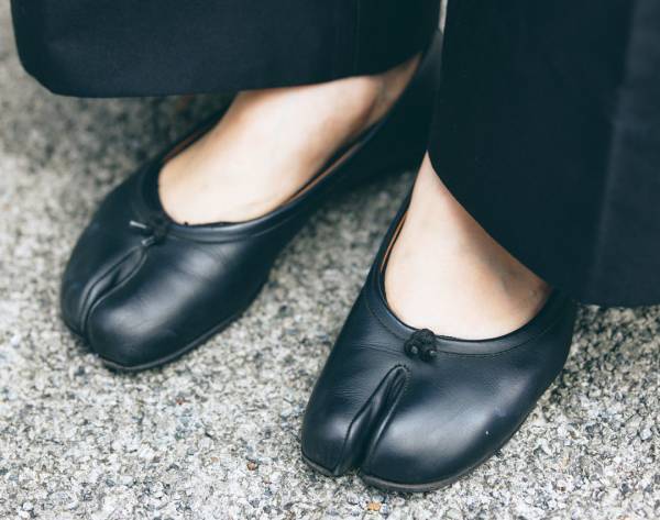 色柄ものをまとったキッズがアクセント！ 秋の洗練ブラックコーデ | HugMug