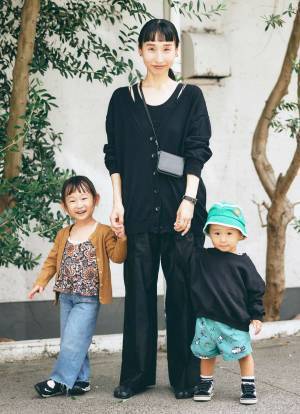 色柄ものをまとったキッズがアクセント！ 秋の洗練ブラックコーデ | HugMug