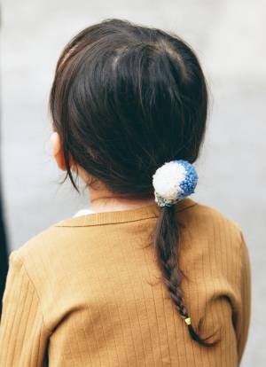 色柄ものをまとったキッズがアクセント！ 秋の洗練ブラックコーデ | HugMug