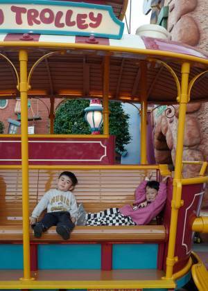 「はじめてのディズニーランドの楽しみ方」武智志穂の沖縄でのんびり双子育児 Vol.39 | HugMug