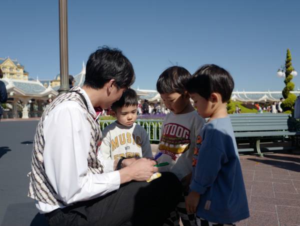 「はじめてのディズニーランドの楽しみ方」武智志穂の沖縄でのんびり双子育児 Vol.39 | HugMug