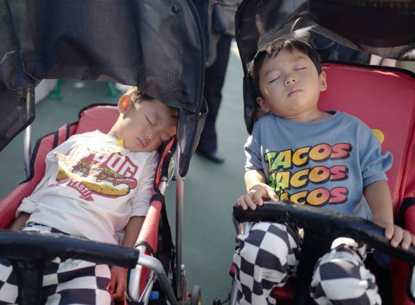 「はじめてのディズニーランドの楽しみ方」武智志穂の沖縄でのんびり双子育児 Vol.39 | HugMug