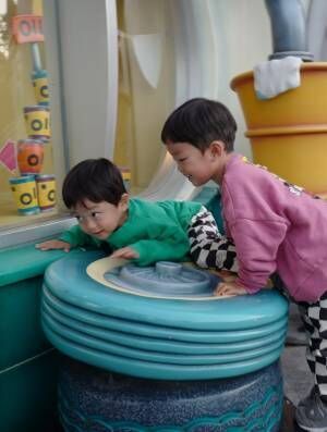 「はじめてのディズニーランドの楽しみ方」武智志穂の沖縄でのんびり双子育児 Vol.39 | HugMug