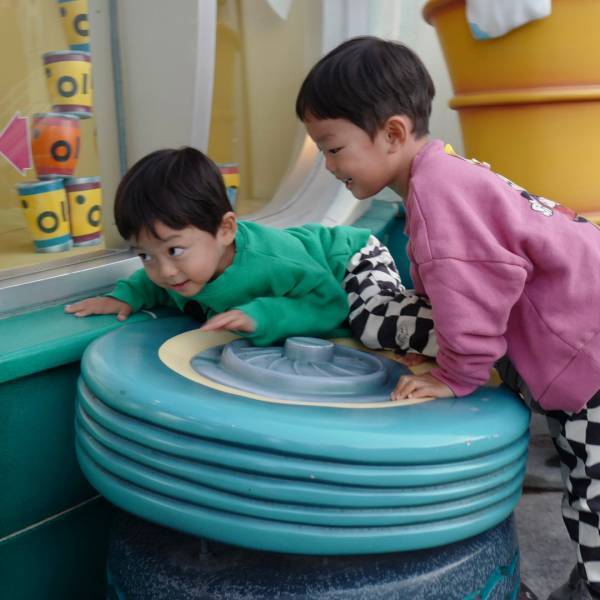 「はじめてのディズニーランドの楽しみ方」武智志穂の沖縄でのんびり双子育児 Vol.39 | HugMug