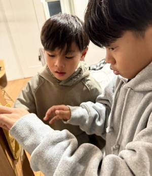 【DAISO】知育玩具で”ちょうちょ結び”マスター！「手先トレーニング くつひも」がすごい | HugMug