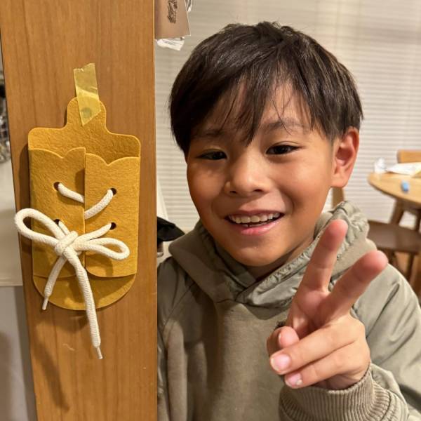 【DAISO】知育玩具で”ちょうちょ結び”マスター！「手先トレーニング くつひも」がすごい | HugMug