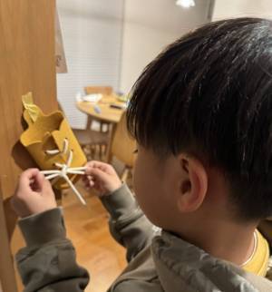 【DAISO】知育玩具で”ちょうちょ結び”マスター！「手先トレーニング くつひも」がすごい | HugMug