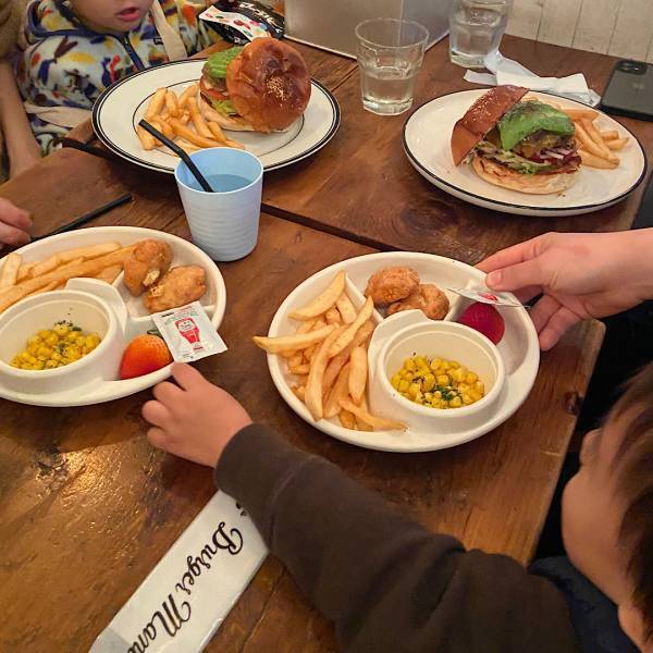 【子連れランチにおすすめ】恵比寿の「Burger Mania Ebisu」がおしゃれでおいしい！ | HugMug