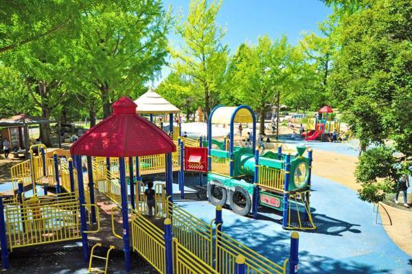 【都内のインクルーシブ公園7選】みんなが笑顔で遊べるユニバーサルデザイン！ | HugMug