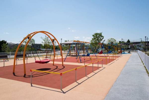 【都内のインクルーシブ公園7選】みんなが笑顔で遊べるユニバーサルデザイン！ | HugMug