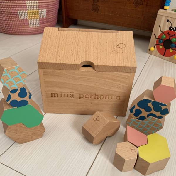 プレゼントにもオススメ♡可愛いだけじゃない、想像力を育むミナ ペルホネンの積み木 | HugMug