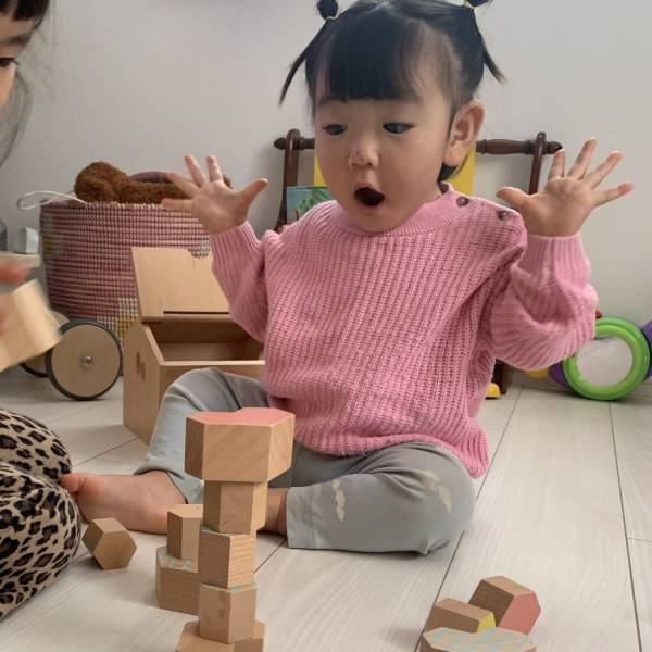 プレゼントにもオススメ♡可愛いだけじゃない、想像力を育むミナ ペルホネンの積み木 | HugMug